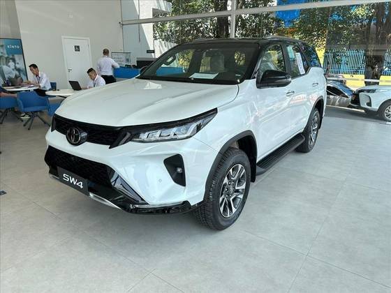 TOYOTA HILUX SW4 2025