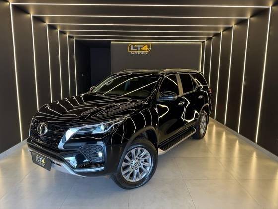 TOYOTA HILUX SW4 2024