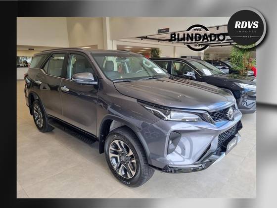 TOYOTA HILUX SW4 2025