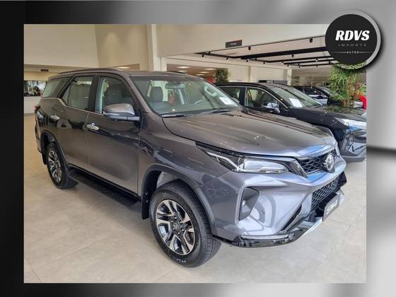 TOYOTA HILUX SW4 2025