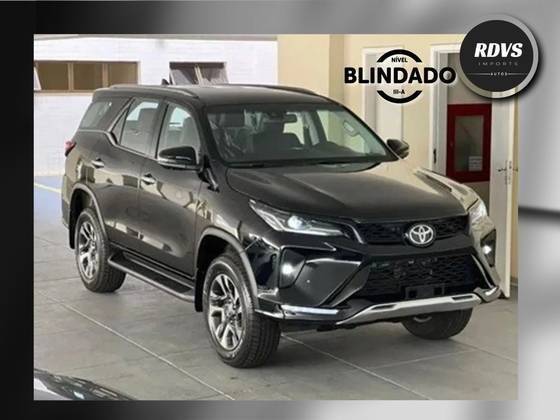 TOYOTA HILUX SW4 2025