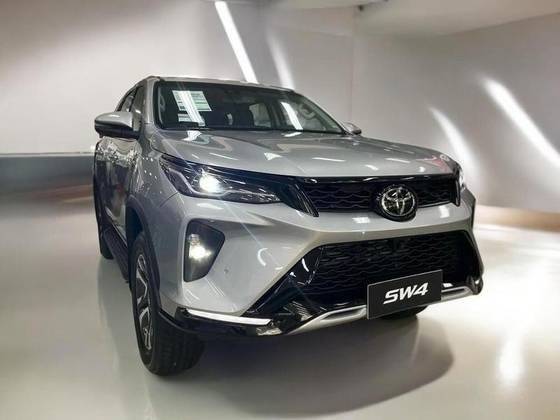 TOYOTA HILUX SW4 2025