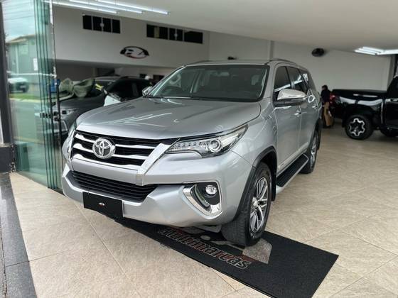 TOYOTA HILUX SW4 2017