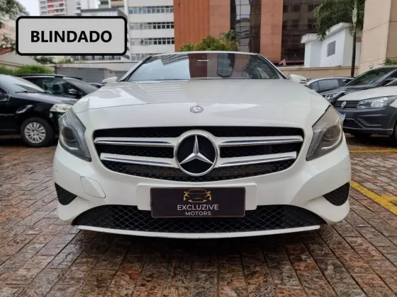 MERCEDES-BENZ A 200 2015