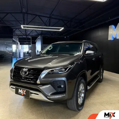 TOYOTA HILUX SW4 2024