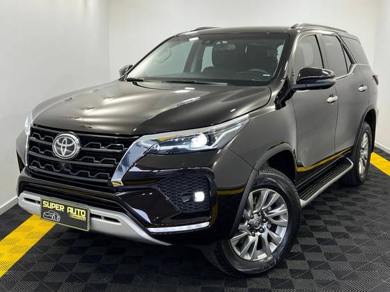 TOYOTA HILUX SW4 2023