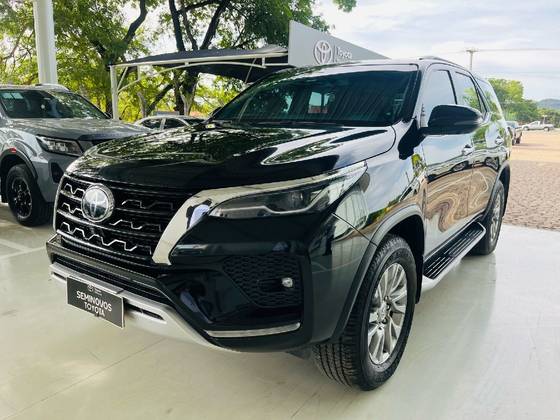 TOYOTA HILUX SW4 2023