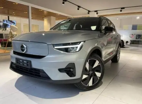 VOLVO XC40 2024