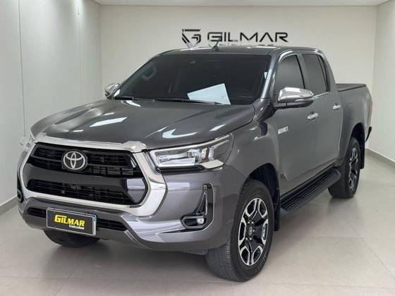 TOYOTA HILUX 2023