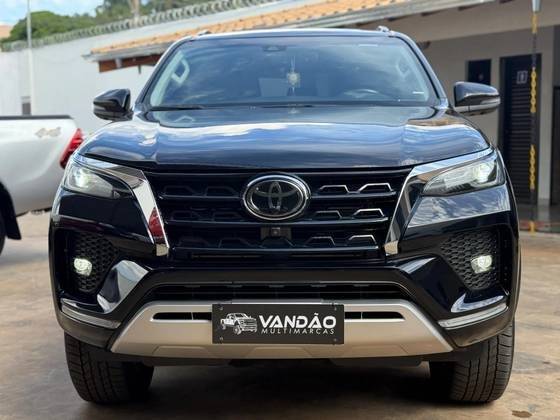 TOYOTA HILUX SW4 2024