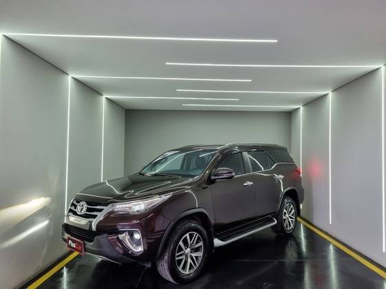 TOYOTA HILUX SW4 2019