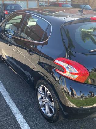 PEUGEOT 208 2015