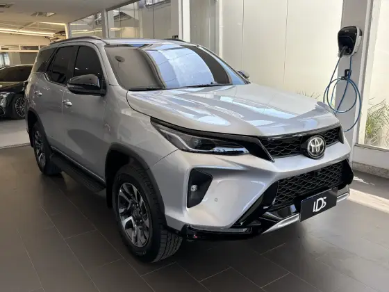 TOYOTA HILUX SW4 2025