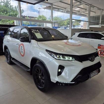 TOYOTA HILUX SW4 2024