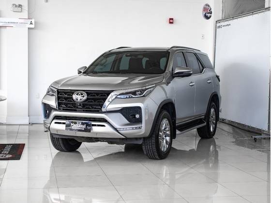 TOYOTA HILUX SW4 2023