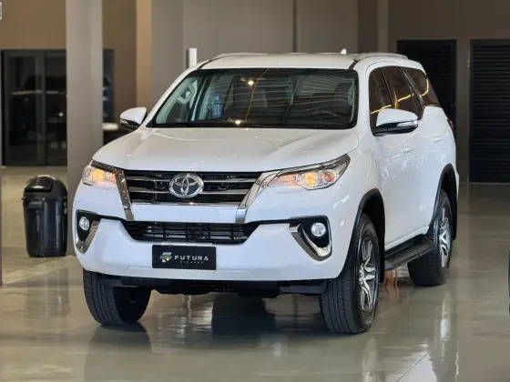 TOYOTA HILUX SW4 2017