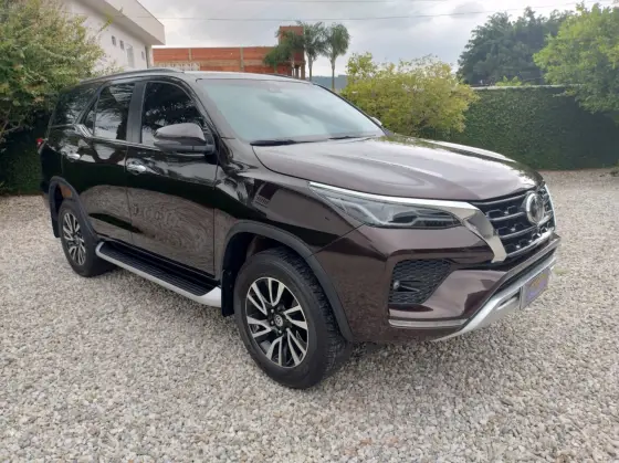 TOYOTA HILUX SW4 2023