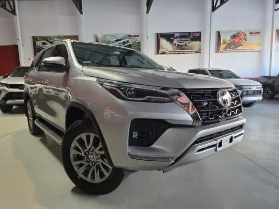 TOYOTA HILUX SW4 2024