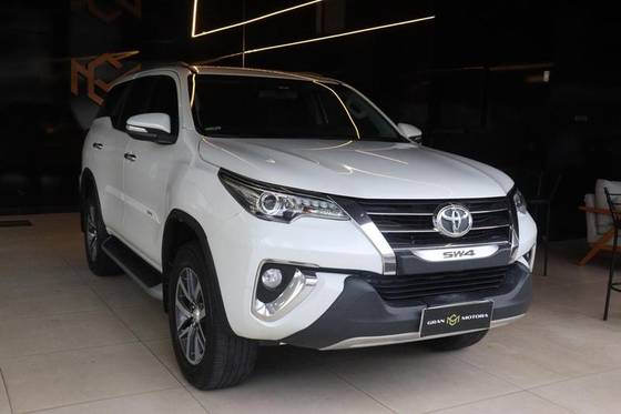 TOYOTA HILUX SW4 2017
