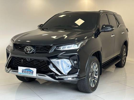 TOYOTA HILUX SW4 2023