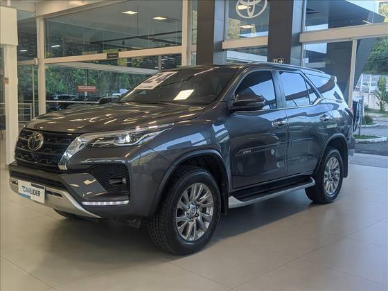 TOYOTA HILUX SW4 2024