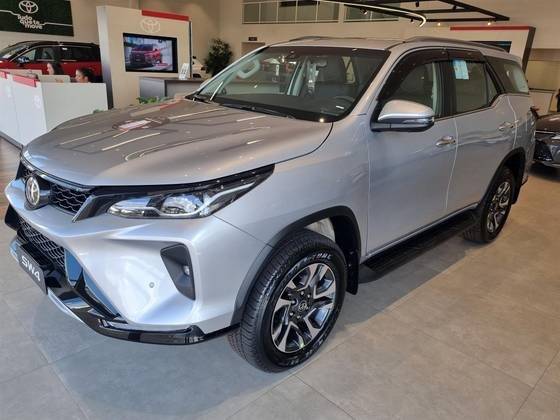 TOYOTA HILUX SW4 2025