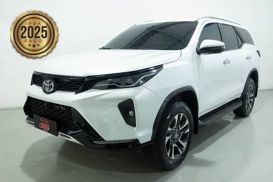 TOYOTA HILUX SW4 2024