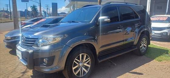 TOYOTA HILUX SW4 2015