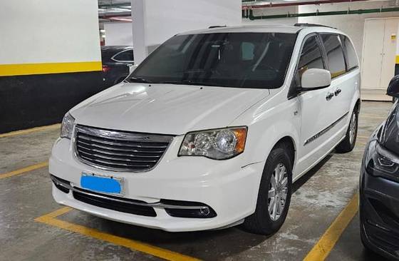 CHRYSLER TOWN & COUNTRY 2012