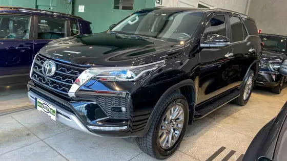 TOYOTA HILUX SW4 2023