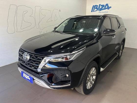 TOYOTA HILUX SW4 2023