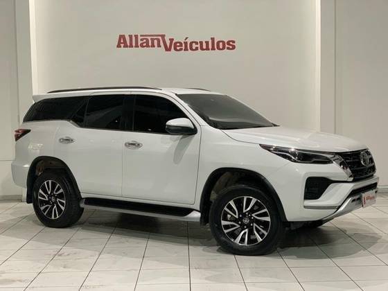 TOYOTA HILUX SW4 2024