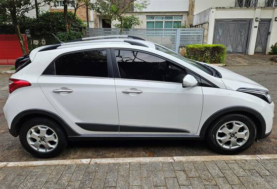 HYUNDAI HB20X 2015