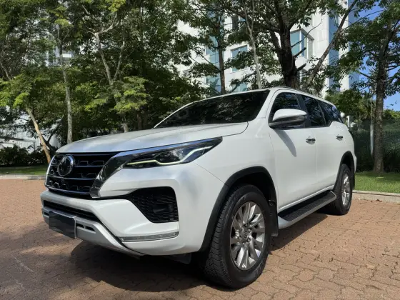 TOYOTA HILUX SW4 2024