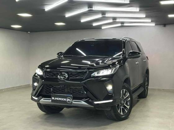 TOYOTA HILUX SW4 2024