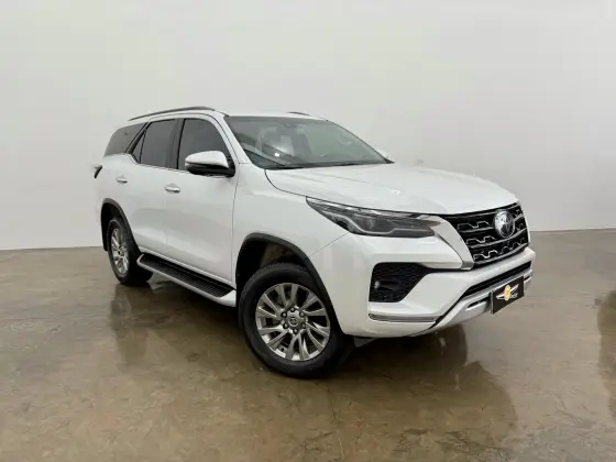 TOYOTA HILUX SW4 2024