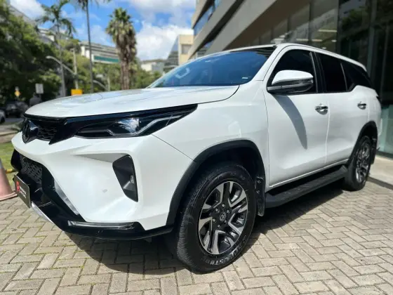 TOYOTA HILUX SW4 2024