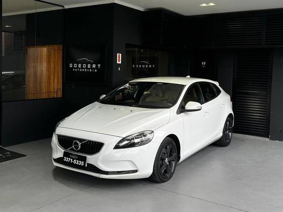 VOLVO V40 2018