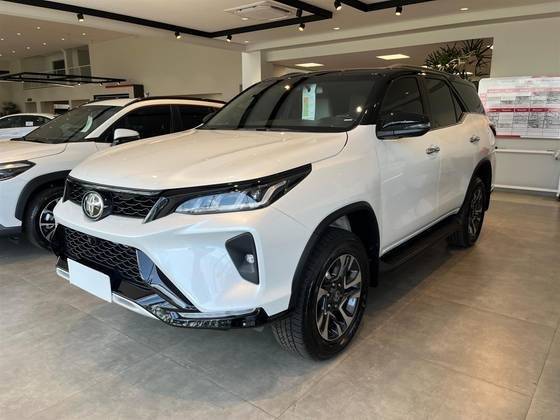 TOYOTA HILUX SW4 2025