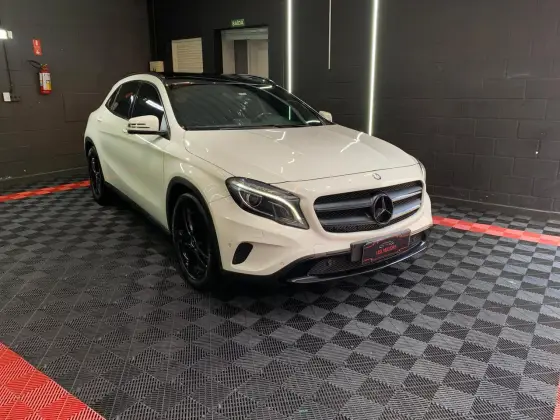MERCEDES-BENZ GLA 200 2015
