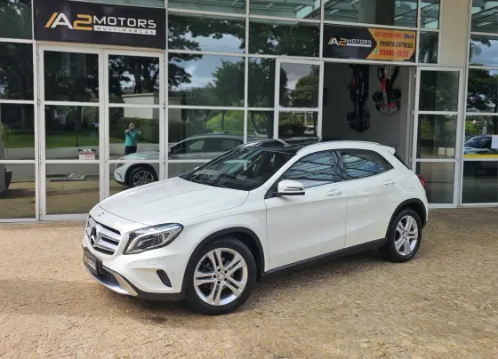 MERCEDES-BENZ GLA 200 2015