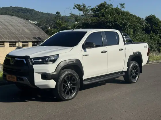 TOYOTA HILUX 2023