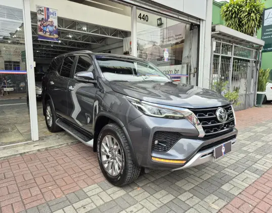 TOYOTA HILUX SW4 2024