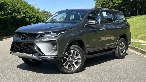 TOYOTA HILUX SW4 2025