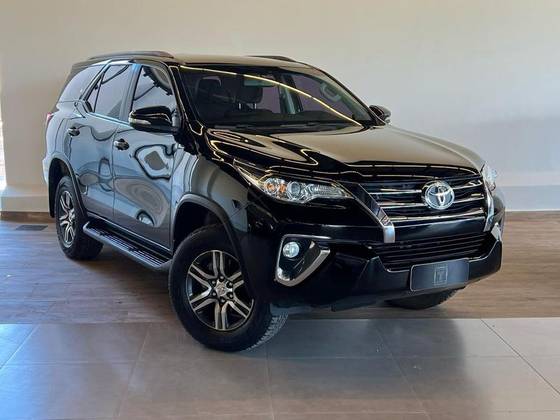 TOYOTA HILUX SW4 2017