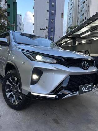 TOYOTA HILUX SW4 2025