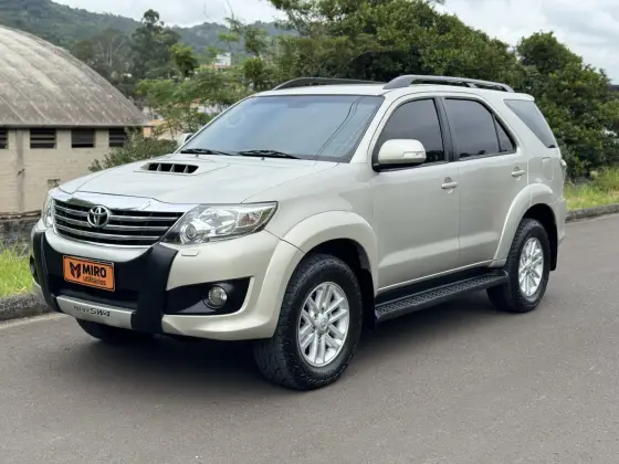 TOYOTA HILUX SW4 2014