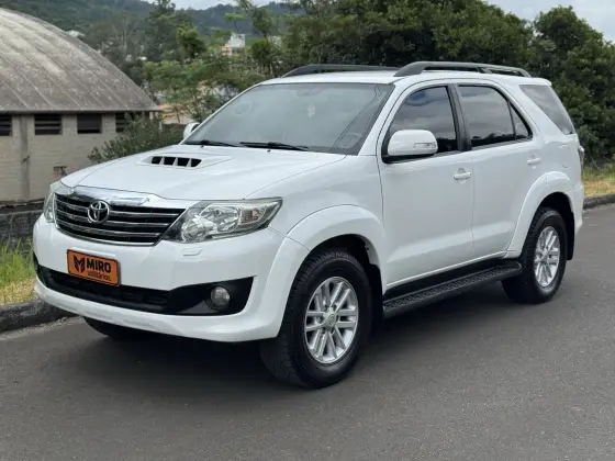 TOYOTA HILUX SW4 2014