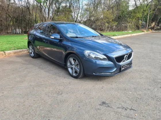 VOLVO V40 2019