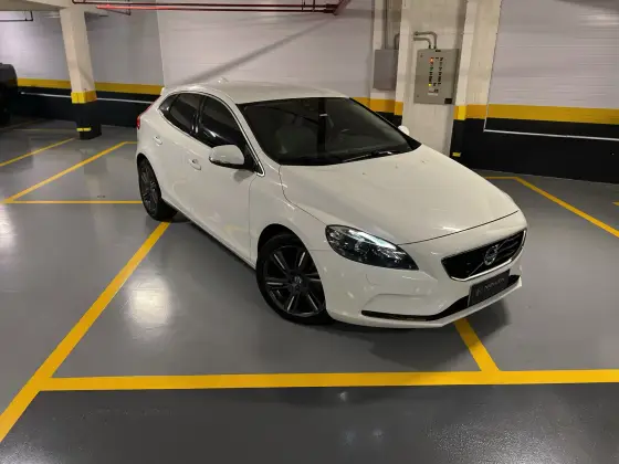 VOLVO V40 2016